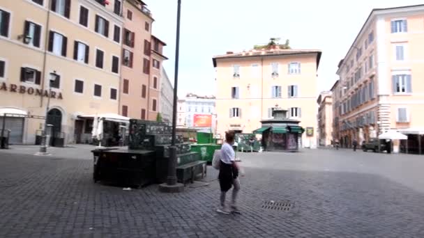 Roma, 1 de mayo de 2020: Mujer con máscara en calles desiertas durante el bloqueo covidio — Vídeo de stock