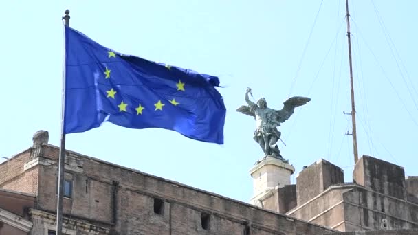 Bandera europea ondeando frente al Castillo del Santo Ángel, — Vídeos de Stock