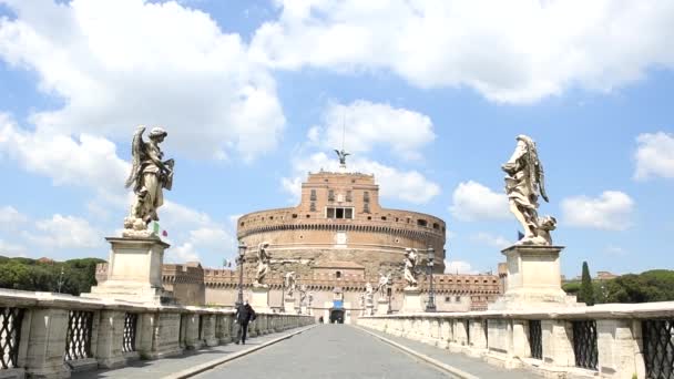 Roma, 1 de mayo de 2020: Hombre caminando sobre el puente del Castillo del Santo Ángel durante el cierre — Vídeo de stock