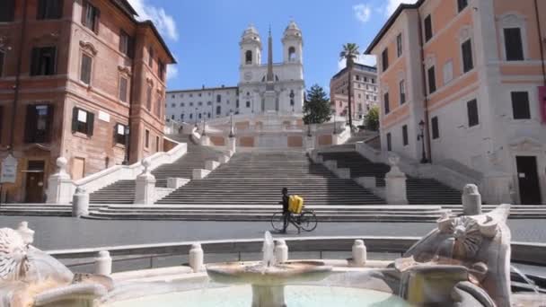 Rome Avril 2020 : livreur passant par la place déserte espagnole dans le centre-ville — Video