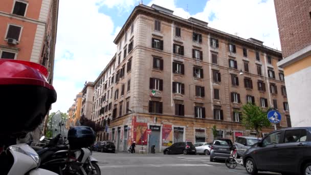 Roma, Testaccio, 1 de mayo de 2020: barrios desiertos, sin gente debido al cierre — Vídeo de stock