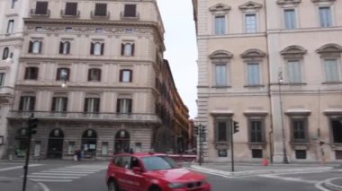 Roma Mart 2020: Terk edilmiş şehir, dükkanlar kapalı, çok az kişi kapalı.