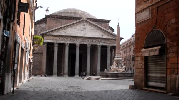 Roma marzo 2020: ciudad desierta, tiendas cerradas, pocas personas debido al bloqueo covid — Vídeos de Stock