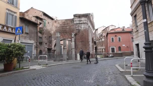 Řím březen 2020: opuštěné město, obchody zavřené, jen málo lidí kvůli uzamčení covid — Stock video