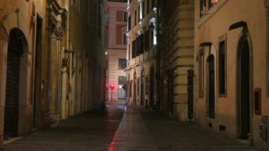 Roma Mart 2020: Terk edilmiş şehir, dükkanlar kapalı, çok az kişi kapalı.