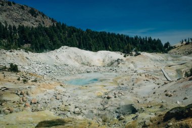 Lassen Volkanik Ulusal Parkı, Kaliforniya 'da Bumpass Hell Boardwalk Trail