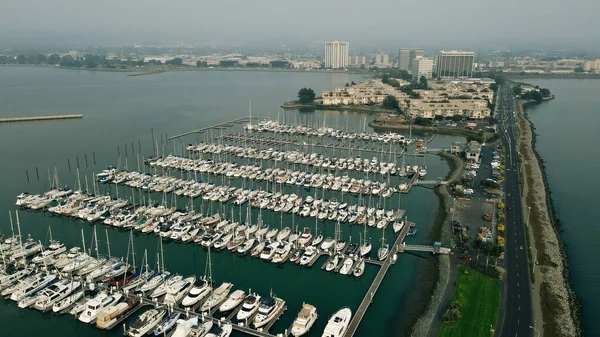 Emeryville, California, EUA - dec 2020 - Luchtvaart Zeilboten en jachten geparkeerd bij dokken van de Emeryville vanaf drone — Stockfoto