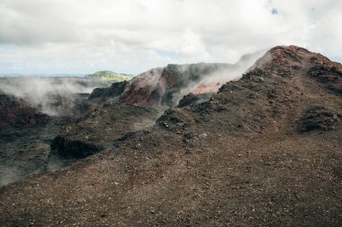 Leilani Malikanesi, Hawaii. - Kilauea volkanı patlaması siyah lav alanını sertleştirdi..