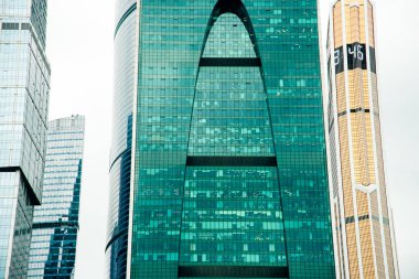 MOSCOW - 10 AĞUSTOS 2016: Moskova-Şehir gökdelenlerinin alçak açılı görünümü, Rusya.