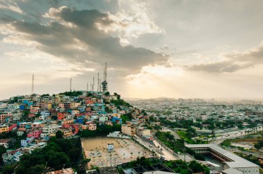 Guayaquil 'in turistik bir cazibesi olan Cerro Santa Ana' nın tepesindeki küçük şapelin yüksek açılı görüntüsü