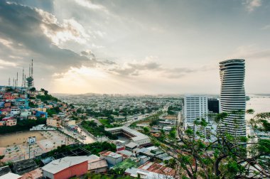 Guayaquil 'in turistik bir cazibesi olan Cerro Santa Ana' nın tepesindeki küçük şapelin yüksek açılı görüntüsü