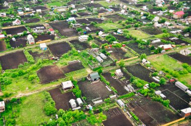 RUSSIA, krasnoyars - 13 HAZİRAN, 2020 Havadan büyük ormanın yakınındaki kulübelerin görüntüsü. Yüksek kalite fotoğraf