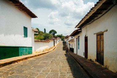 Barichara, Kolombiya - 4 Temmuz 2020: Barichara 'daki kaldırım taşı sokakları. Yüksek kalite fotoğraf