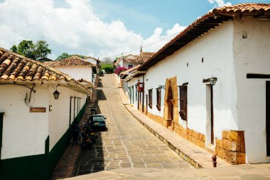 Barichara, Kolombiya - 4 Temmuz 2020: Barichara 'daki kaldırım taşı sokakları. Yüksek kalite fotoğraf
