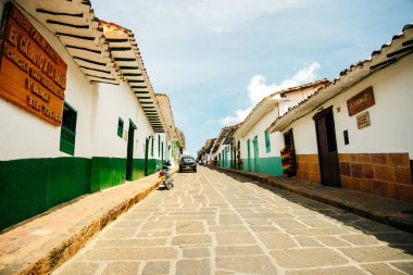 Barichara, Kolombiya - 4 Temmuz 2020: Barichara 'daki kaldırım taşı sokakları. Yüksek kalite fotoğraf