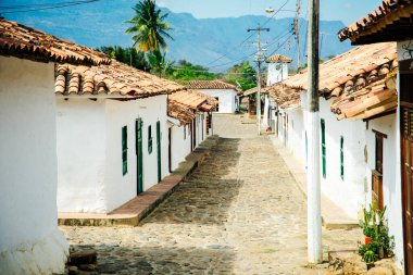 Barichara, Kolombiya - 4 Temmuz 2020: Barichara 'daki kaldırım taşı sokakları. Yüksek kalite fotoğraf