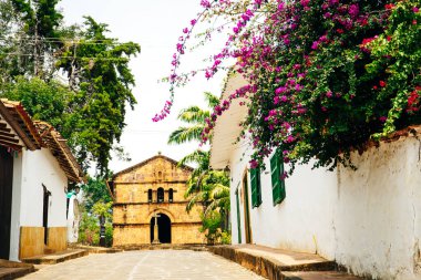 Barichara, Kolombiya - 4 Temmuz 2020: Barichara 'daki kaldırım taşı sokakları. Yüksek kalite fotoğraf