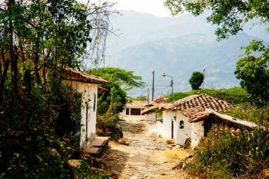 Barichara, Kolombiya - 4 Temmuz 2020: Barichara 'daki kaldırım taşı sokakları. Yüksek kalite fotoğraf