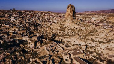 Ortahisar, resim gibi taş evler ve kale benzeri kaya oluşumuyla ünlüdür..