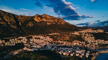 2020 Haziran. Antalya, Türkiye. Kas 'ın kuş bakışı görüntüsü, Antalya. Fotoğraf DJI Mavic Air 2 tarafından çekilmiştir..