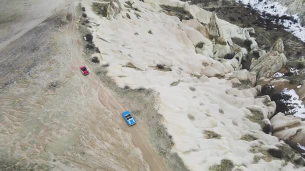 Los coches de cabriolet retro rojos y azules en Love Valley. , Capadocia, Turquía — Vídeos de Stock