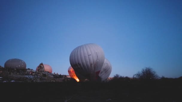 CAPPADOCIA, TURKEY - 2021 Mart sabah gökyüzünde uçan balonlar. zaman ayarlı — Stok video