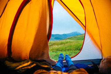Çadır kampından sonraki tatilin tadını çıkaran ayaklı kadın.