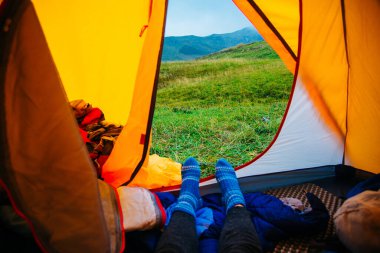 Çadır kampından sonraki tatilin tadını çıkaran ayaklı kadın.