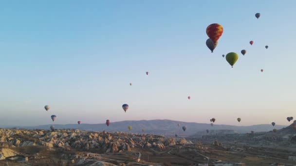 Timelapse van heteluchtballonnen vluchten in Cappadocia. 4K Beelden in Turkije. — Stockvideo