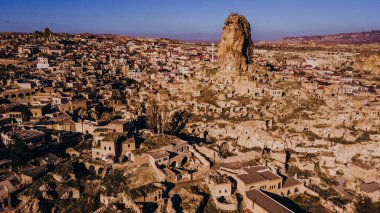 Ortahisar, resim gibi taş evler ve kale benzeri kaya oluşumuyla ünlüdür..