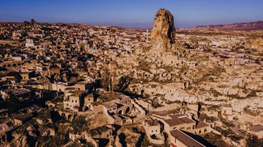 Ortahisar, resim gibi taş evler ve kale benzeri kaya oluşumuyla ünlüdür..