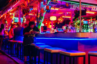 2020 Phuket, Tayland - Barda karanlık, seksi, aydınlık atmosfer. Yüksek kalite fotoğraf