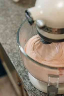 Zephyr için hamur yoğurmaya. Tatlı kek üretim süreci.