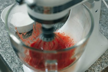 Zephyr için hamur yoğurmaya. Tatlı kek üretim süreci.