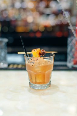 Bar arka planında ananas ve limon içeceği. Yüksek kalite fotoğraf