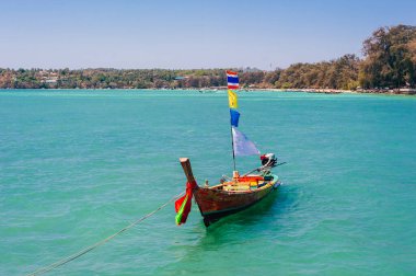 Uzun tekne ve tropik plaj, Andaman Denizi, Tayland. Yüksek kalite fotoğraf
