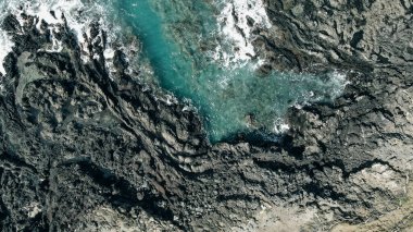 Havadan çekilen dalgalar Hawaii 'deki bir lav kayasına çarpıyor. İHA. Yüksek kalite fotoğraf