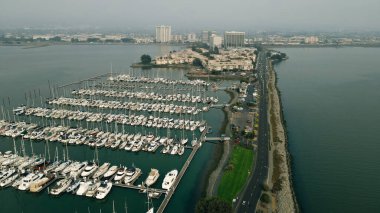 Emeryville, California, EUA - 28 Ağustos 2018 - Emeryville Marina rıhtımlarına park edilmiş yelkenli ve yatlar