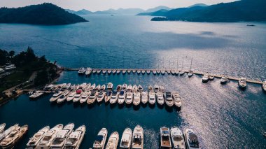 Gocek Limanı, gökyüzü manzaralı körfez ve şehir. Akdeniz kıyısı, Fethiye TURKEY. Yüksek kalite fotoğraf
