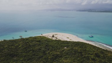 İzole edilmiş Cayo Icacos Porto Riko adasındaki bir sahilin insansız hava aracı görüntüsü. Yüksek kalite fotoğraf