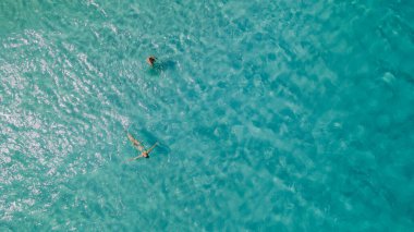 Açık mavi okyanusta yüzen bir çift kadın. Hava görüntüsü. Yüksek kalite fotoğraf