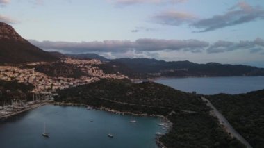 Türkiye 'deki tatil beldesi Kas' ın gündüz panoramik manzarası. 4 bin. Yüksek kaliteli FullHD görüntüler