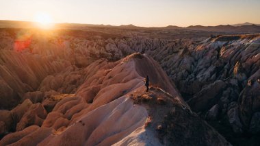 Kapadokya 'daki Kızıl Vadi, Anadolu, Türkiye. Goreme Ulusal Parkı 'ndaki volkanik dağlar.