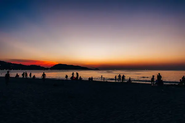 Siluetas Personas Playa Lanzamiento Globos Papel Arroz Cielo Atardecer Una —  Fotos de Stock