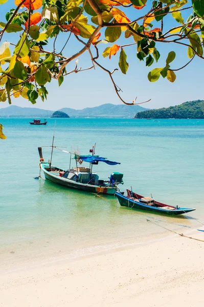 Lange Boot Tropisch Strand Andaman Zee Thailand Hoge Kwaliteit Foto — Stockfoto