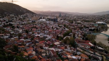 Tiflis 'in merkezinin havadan görünüşü, Kura nehri üzerindeki barış köprüsü. Yüksek kalite fotoğraf