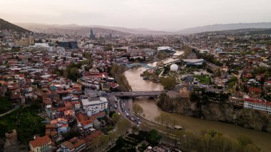 Tiflis 'in merkezinin havadan görünüşü, Kura nehri üzerindeki barış köprüsü. Yüksek kalite fotoğraf