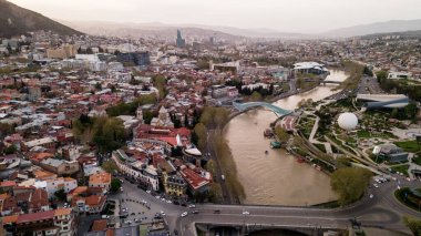 Tiflis 'in merkezinin havadan görünüşü, Kura nehri üzerindeki barış köprüsü. Yüksek kalite fotoğraf
