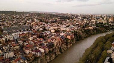 Tiflis 'in merkezinin havadan görünüşü, Kura nehri üzerindeki barış köprüsü. Yüksek kalite fotoğraf