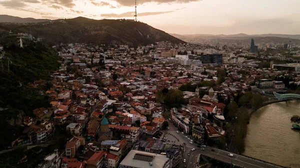 Tiflis 'in merkezinin havadan görünüşü, Kura nehri üzerindeki barış köprüsü. Yüksek kalite fotoğraf